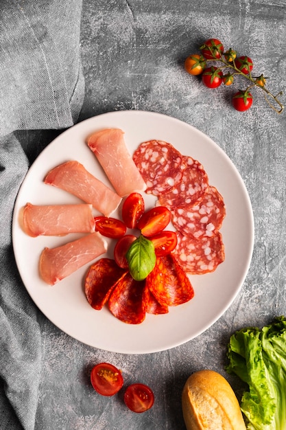 Foto gratuita piatto di laici concetto di carne fresca