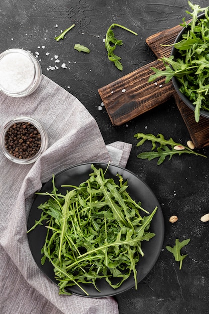 Free photo flat lay fresh salad on dark plate