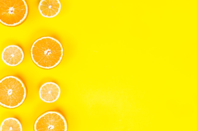 Плоская кладка свежих ломтиков лимона и апельсинов
