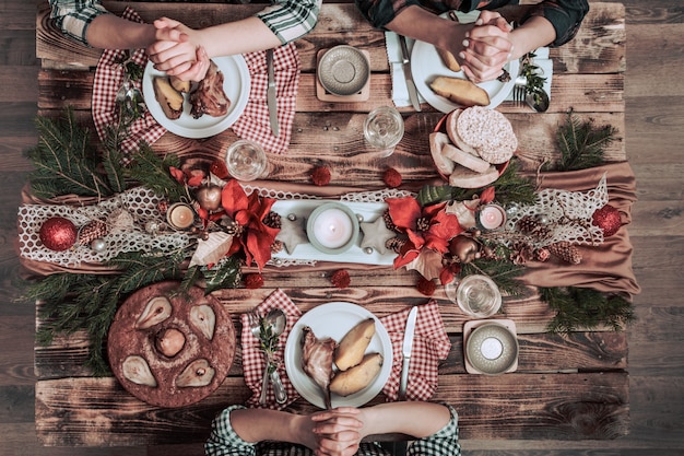 Foto gratuita flat-lay di amici mani mangiare e bere insieme. vista dall'alto di persone che hanno festa, raccolta, celebrando insieme al tavolo rustico in legno