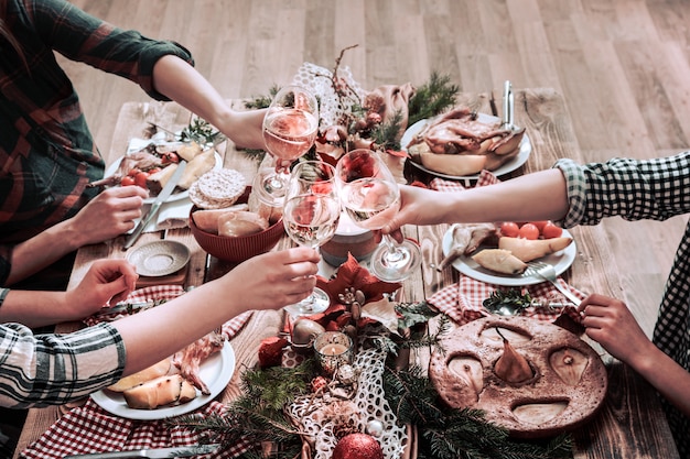 Foto gratuita flat-lay di amici mani mangiare e bere insieme. vista dall'alto di persone che hanno festa, raccolta, celebrando insieme al tavolo rustico in legno