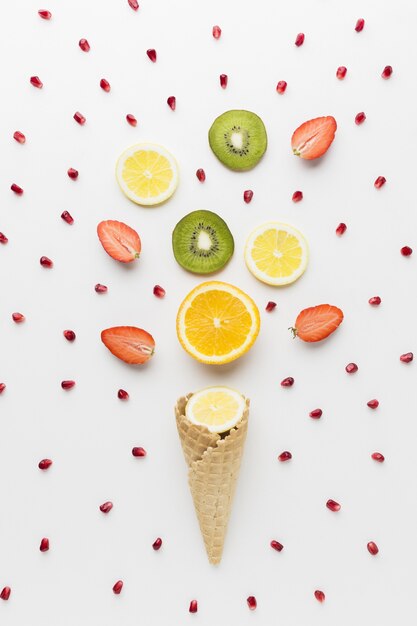 Плоский набор фруктов и мороженое