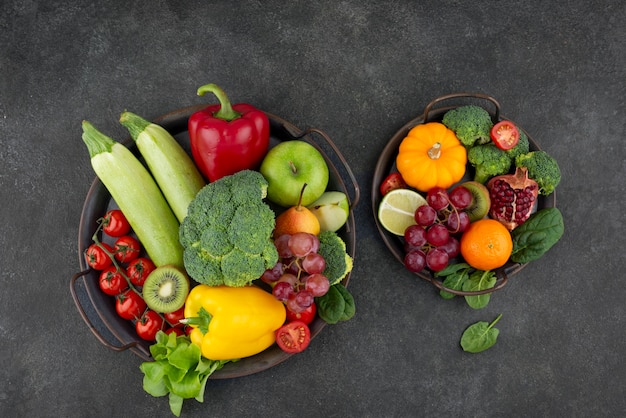 Плоская композиция из фруктов и овощей