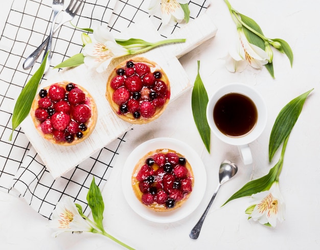 Flat lay fruity cakes arrangement