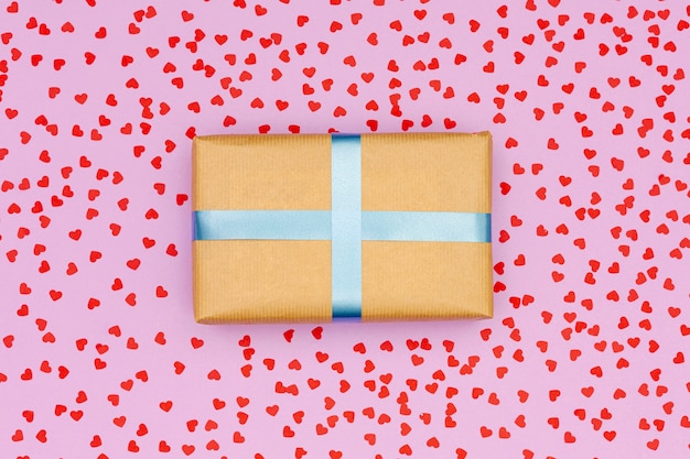 Foto gratuita scatola regalo piatto laici su sfondo rosa