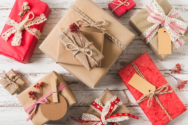 Free photo flat lay of gift boxes on wooden background