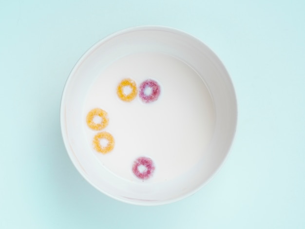 Free photo flat lay glass of milk and some fruit loops