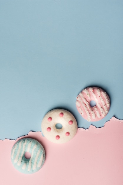 Free photo flat lay of glazed doughnuts with copy space