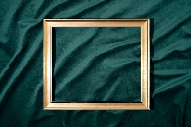 Плоская золотая рамка на зеленом фоне