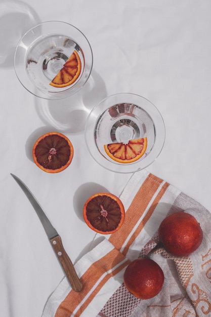 Free photo flat lay grapefruits and knife arrangement