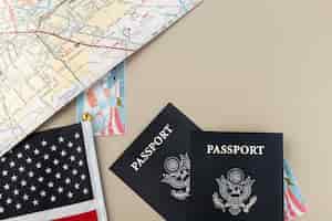 Foto gratuita carta verde piatta e passaporto