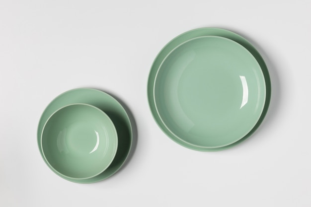 Расположение плоских зеленых тарелок