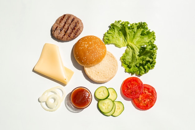 Плоский набор ингредиентов гамбургера
