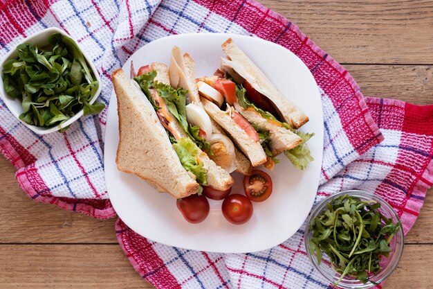 フラットレイアウトの健康的なサンドイッチの食事組成