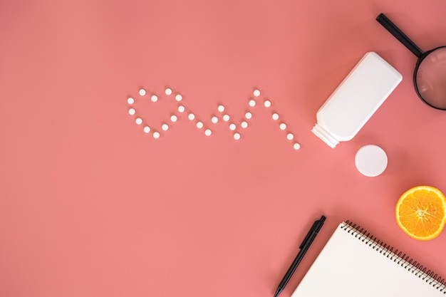 Бесплатное фото Плоские таблетки кардиограммы сердца на розовом фоне концептуальный минимализм