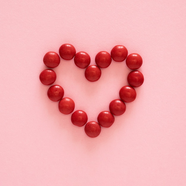 Плоская композиция из конфет в форме сердца