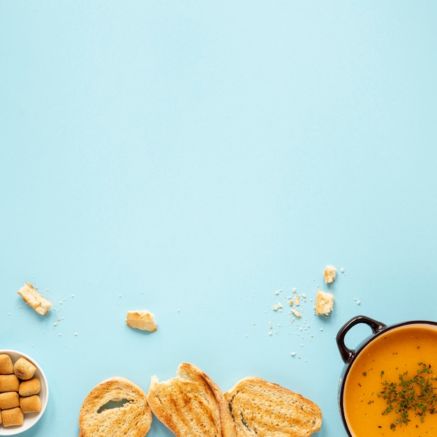 Free photo flat lay homemade soup and bread