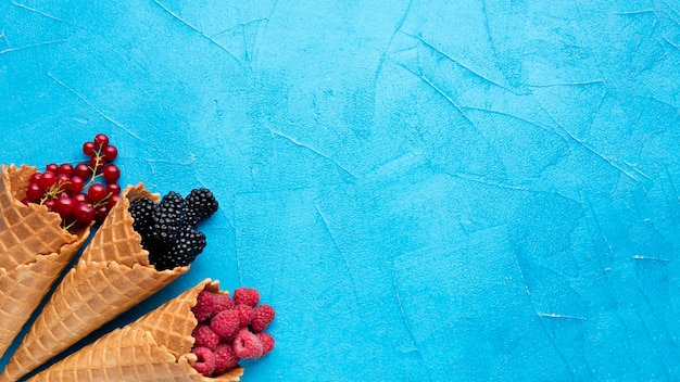 Плоское мороженое с ягодами с копией пространства