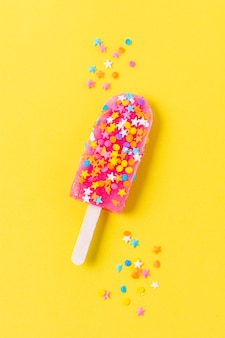 Плоское мороженое на палочке с конфетами Бесплатные Фотографии