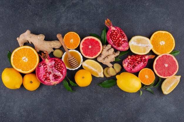 柑橘類と生姜を使った免疫力を高める食品のフラットレイ