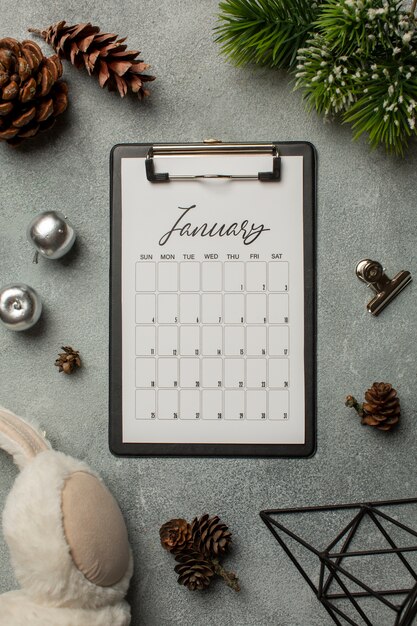 Плоский календарь на январь и конусы