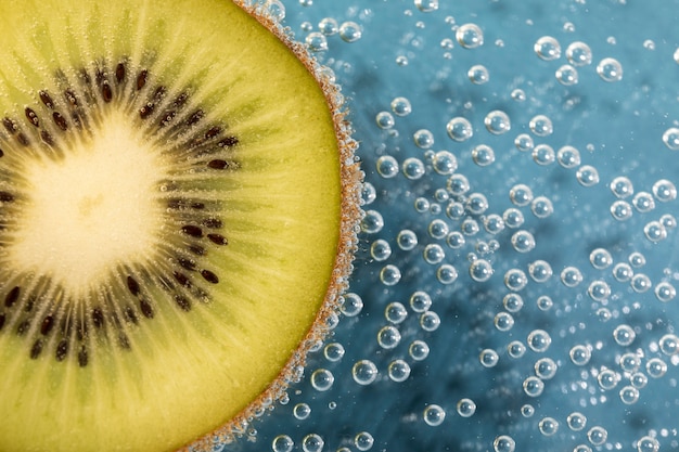 Foto gratuita kiwi piatto e acqua frizzante