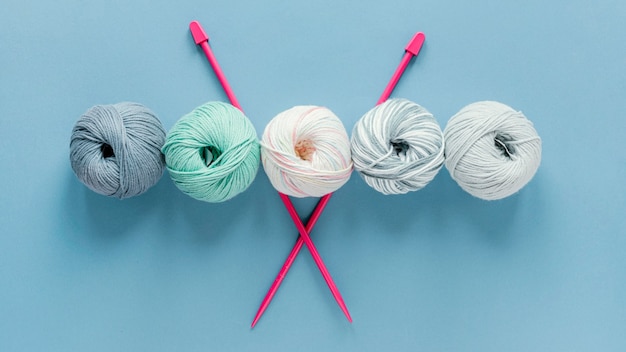 Free photo flat lay knitting needles and wool