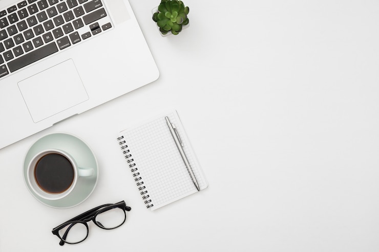 Free Photo flat lay laptop mockup with notepad