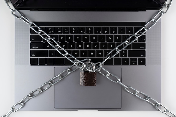 मुफ़्त फोटो flat lay laptop with lock and chain
