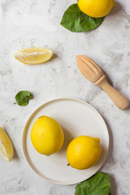 Free photo flat lay lemons on plate