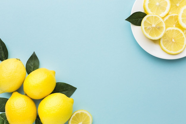 Foto gratuita lay piatto di limoni con spazio di copia