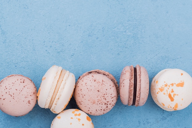 Foto gratuita disposizione piana dei macarons con lo spazio della copia