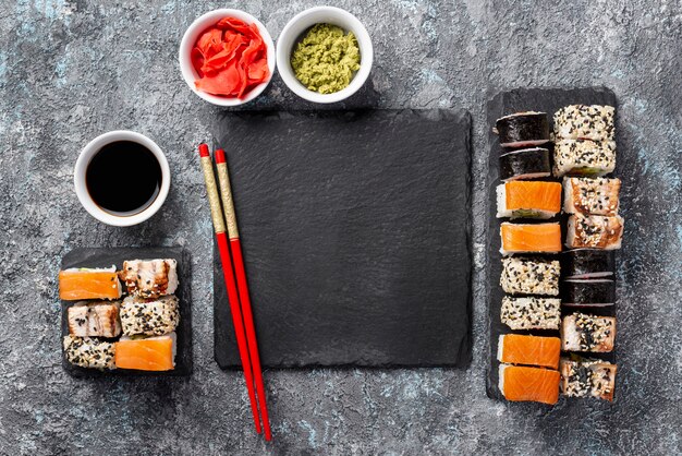 フラットレイ巻き寿司ロール白紙と箸と醤油