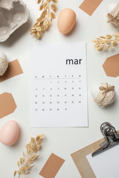 Бесплатное фото Плоский календарь марта и предметы