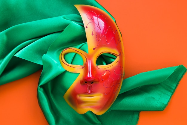 Lay piatto di maschera per carnevale su tessuto