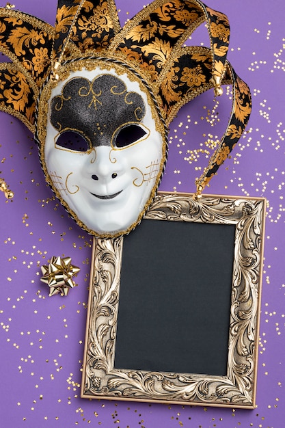 Foto gratuita lay piatto della maschera per il carnevale con glitter e cornice