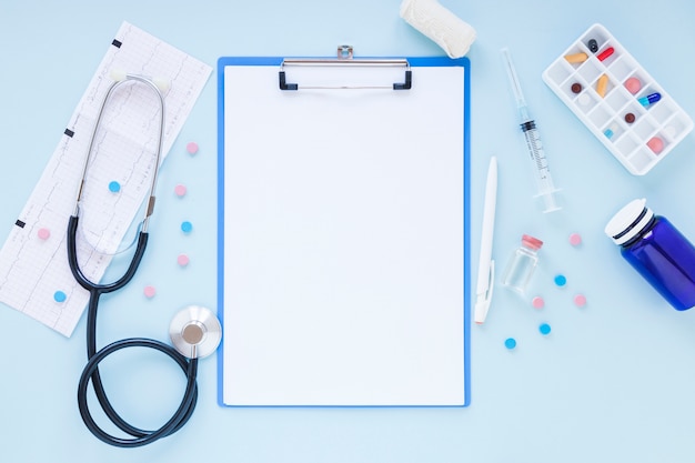 Free photo flat lay medical composition with clipboard template