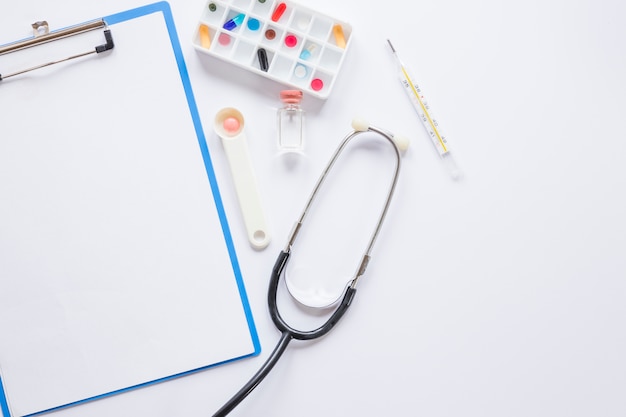 Free photo flat lay medical composition with clipboard template