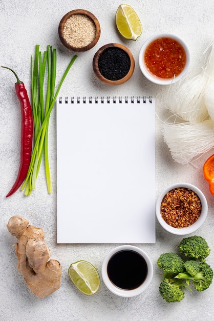 Бесплатное фото Плоский микс азиатских пищевых ингредиентов с пустой записной книжкой