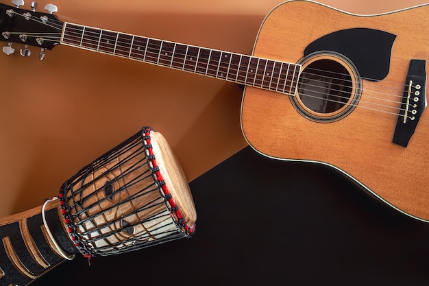 Free photo flat lay music background with acoustic guitar and drum