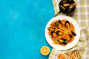 Free photo flat-lay mussel pasta with copyspace