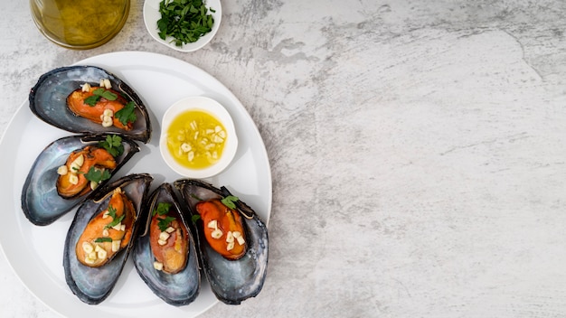 Free photo flat lay mussels with chopped garlic