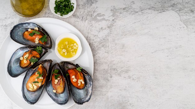 Flat lay mussels with chopped garlic