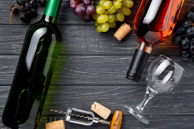 Плоское кладут натуральное вино на стол