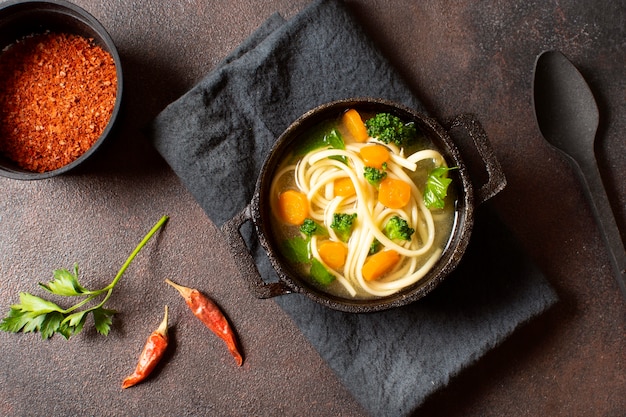 Foto gratuita zuppa di noodle piatta per i pasti invernali