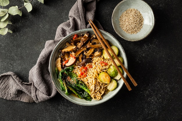 Free photo flat lay noodles meal arrangement