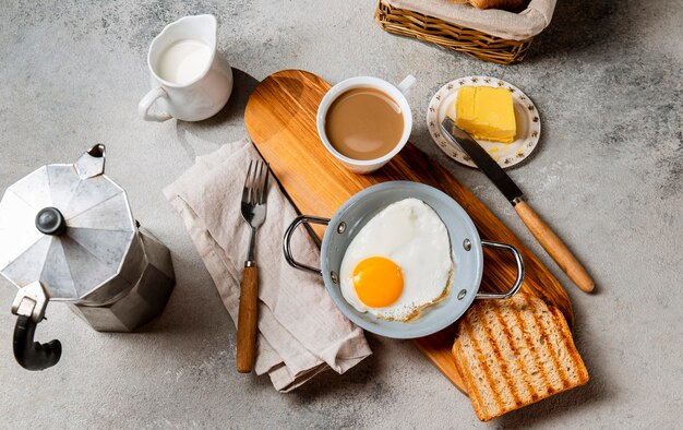 フラットレイ栄養価の高い朝食の食事の構成