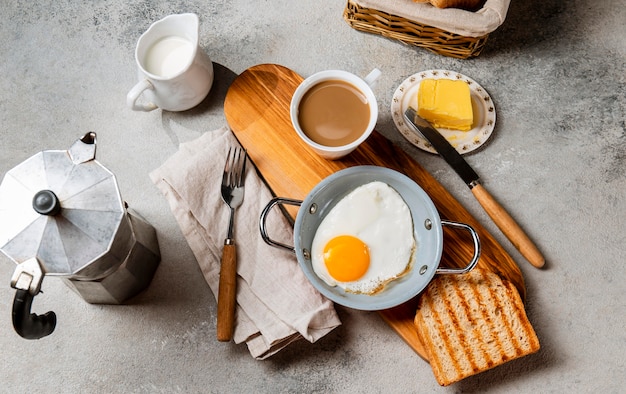 평평한 누워 영양가있는 아침 식사 구성