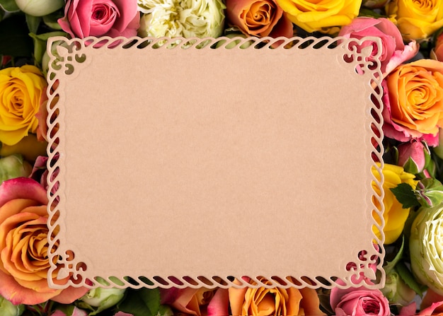 Бесплатное фото Плоская планировка красиво распустившихся цветов с пустой картой