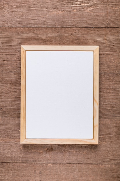 Бесплатное фото Плоская планировка пустого меню на деревянной поверхности